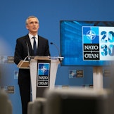 NATOs generalsekretær Jens Stoltenberg har karakterisert valget om å bli eller forlate Afghanistan som 