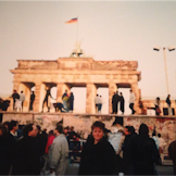 Et tidsvitne: Generalsekretær Bundt bodde flere perioder i DDR mellom 1987 og 1989. Her er hun avbildet foran Berlinmuren like etter at den falt i 1989.