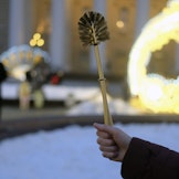 During protests on January 23, some protesters carried toilet brushes, referring to Alexei Navalny's investigation into Putin's alleged palace.