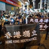 Tusenvis av demonstranter trosset politiets advarsler og møtte opp for å markere årsdagen for Hongkongs demokratiprotester tirsdag denne uken. Årets protester var spesielt knyttet til den nye sikkerhetsloven Kina innførte i mai.