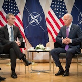 Jens Stoltenberg og Joe Biden i 2015