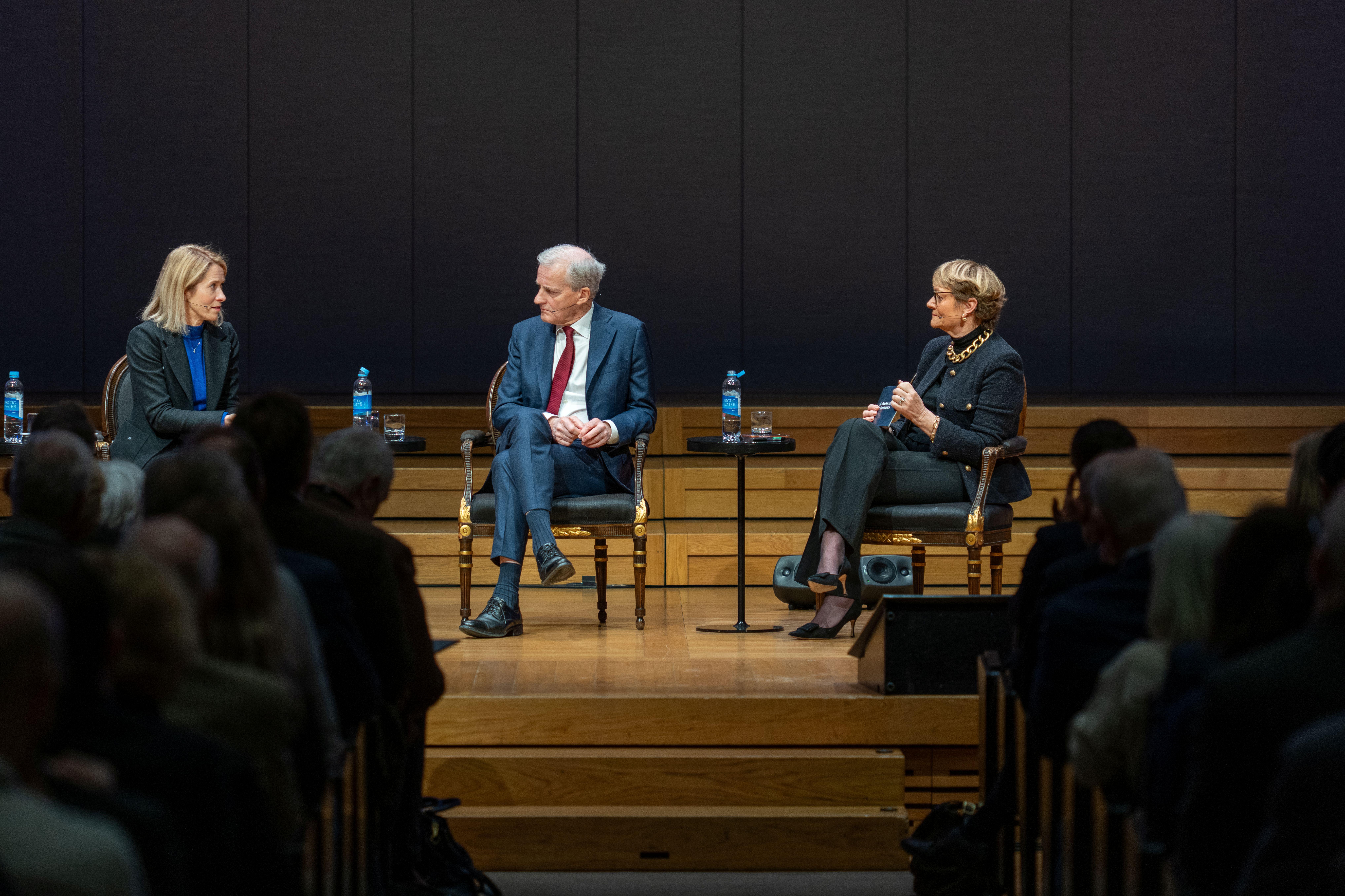 tre personer på scene