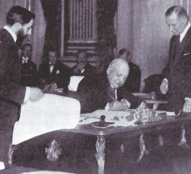 Fredrik Wedel Jarlsberg, Norges daværende ambassadør til Frankrike, signerer Svalbard-traktaten i Paris 9. februar 1920.