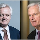 Til venstre: David Davis (foto: Chris McAndrew CC BY 3.0). Til høyre: Michel Barnier (foto: Martin Kraft CC BY-SA 3.0)