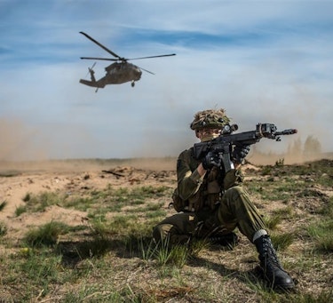 Soldater fra 2. bataljon sin kampsøtte kompani før taktisk luftstøtte fra amerikanske Black Hawk helikoptre under øvelsen Saber Strike 2016.
