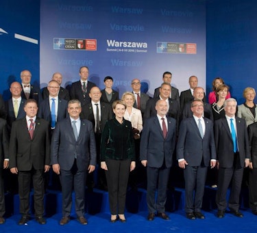 Forsvarsministrene under NATO-toppmøtet i Warsawa juli 2016