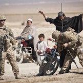 Amerikanske soldater undersøker reisende ved et kontrollpunkt i provinsen Paktika i Afghanistan