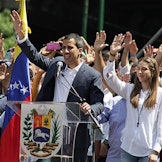 Juan Guaidó taler under en demonstrasjon mot Maduro i Caracas den 2. februar i år