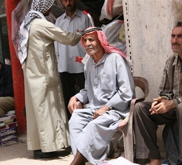 Syrisk lokalbefolkning i Ar-Raqqah, et område lenge styrt av IS (Foto: Christian Iohan Stefanescu, Flickr CC BY).